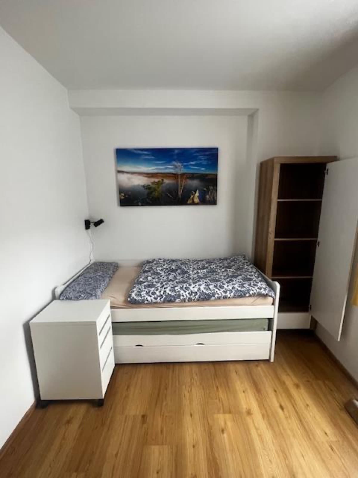 postel s výsuvem (přistýlka)