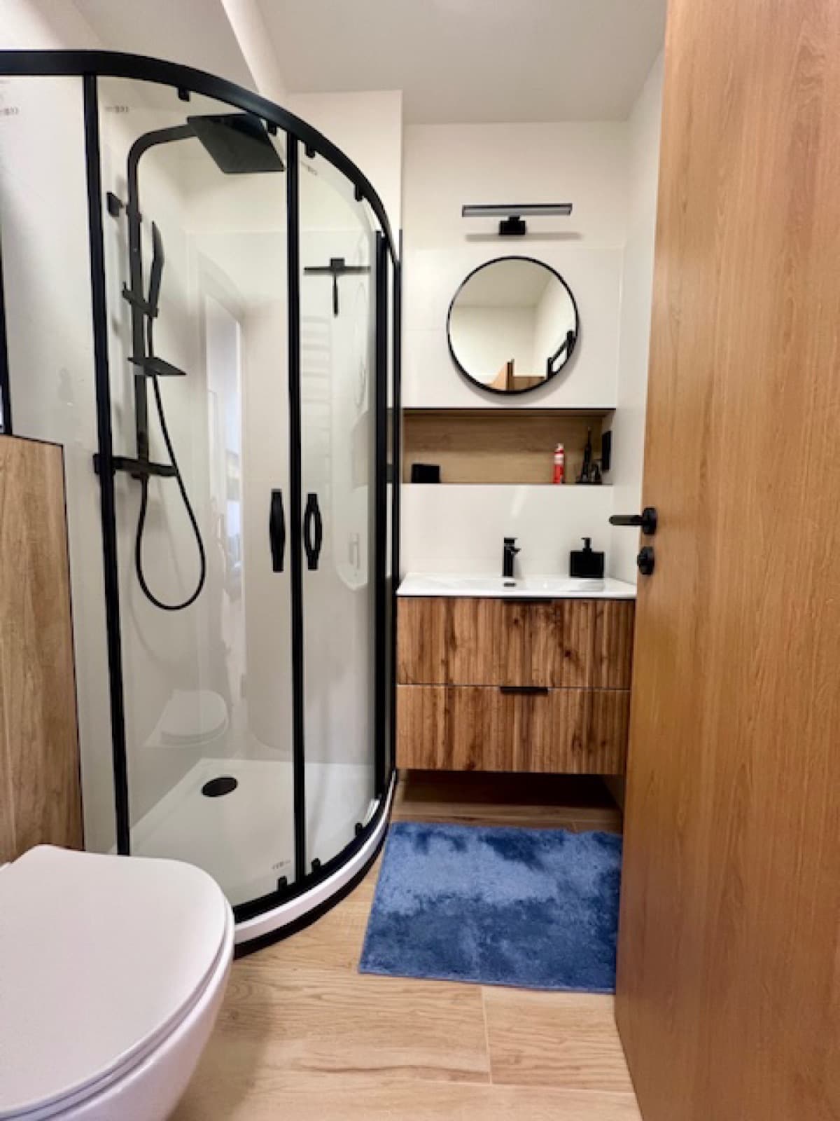 WC, sprchový kout, umyvadlo, topný žebřík